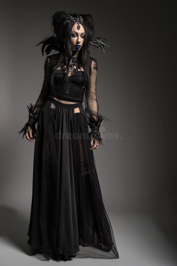 黑幻想服装的少妇 免版税库存照片